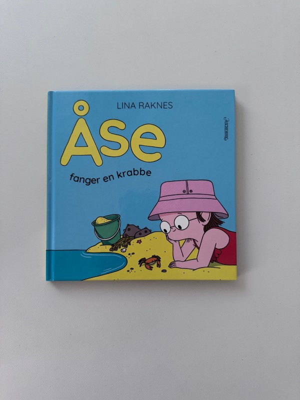Åse fanger en krabbe